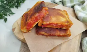Une parigina napoletana dorée et croustillante, garnie de sauce tomate et de fromage fondant, prête à être dégustée.
