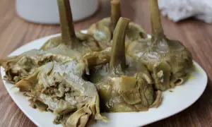 Une assiette de artichauts à la romaine, tendres et savoureux, prêts à être dégustés.