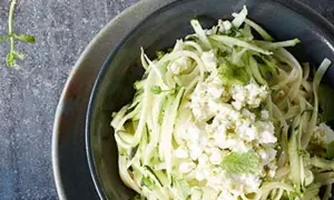 Salade de courgettes râpées, feta émiettée et menthe fraîche. Une recette légère et savoureuse.