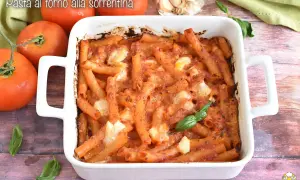 Un plat de rigatoni alla sorrentina gratiné, avec des tomates fraîches et du basilic. Un délice italien réconfortant.