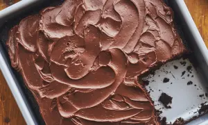 Gâteau au chocolat onctueux dans un plat, prêt à être dégusté. Parfait pour une recette gâteau au chocolat facile et gourmande.