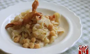 Un plat de ciceri e tria, pâtes fraîches et pois chiches, garni d'une feuille de pâte frite croustillante.