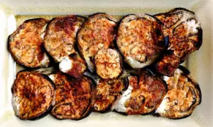 Tranches d'aubergines grillées, dorées et assaisonnées, prêtes à être dégustées. Une recette aubergine simple et savoureuse.