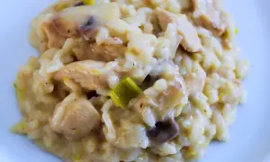 Un crémeux risotto poulet aux champignons et poireaux, un plat réconfortant et savoureux.