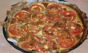 Tarte tomate thon moutarde dorée, garnie de rondelles de tomates fraîches et d'herbes. Un délice croustillant.