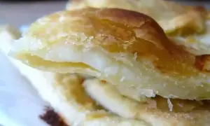 Focaccia di Recco dorée et croustillante, garnie d'une fondue de fromage crémeux. Un délice à savourer !