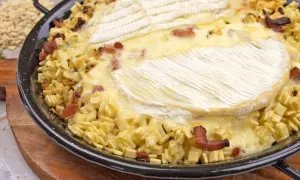 Un gratin de crozet savoureux, avec des lardons et un fromage fondant, prêt à être dégusté.