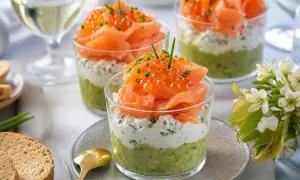 Verrine avocat saumon : couches d'avocat écrasé, fromage frais aux herbes, saumon fumé, œufs de saumon et ciboulette. Un délice !