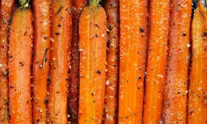Carottes entières, caramélisées et assaisonnées de sel et de poivre, prêtes à être dégustées. Un délice de carotte à la poêle.