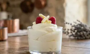 Délicieuse mousse au chocolat blanc, aérienne et légère, garnie de framboises fraîches et de copeaux de chocolat blanc.