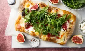 Découvrez 15 recettes étonnantes à la figue fraîche : une pizza gourmande garnie de figues, roquette et mozzarella.