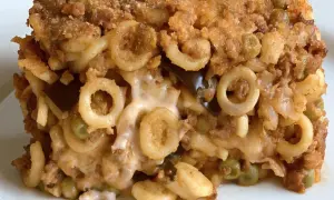 Un plat d'annelletti al forno, avec des pâtes en anneaux, de la viande hachée, des petits pois et du fromage fondant, le tout gratiné.