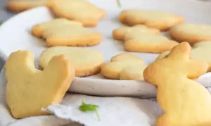 Délicieux sablés faits maison avec de la pâte sablée toute prête, en forme de lapins et d'autres animaux. Parfaits pour le goûter !