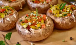 Champignons farcis aux poivrons colorés et herbes fraîches, prêts à être dégustés.