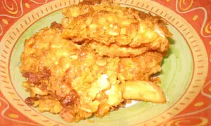 Un délicieux haricot frit, croustillant et doré, servi dans une assiette colorée.