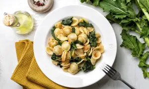 Orecchiette avec des épinards, un plat rustico leccese, servi avec de l'huile d'olive et des épices.