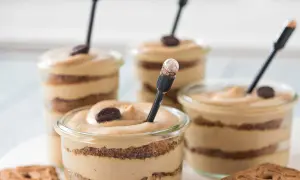 Délicieuse mousse café soluble en verrines, alternant couches de biscuit et de crème onctueuse, garnie d'un grain de café.