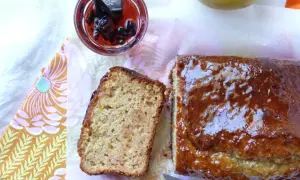 Un délicieux cake à la compote de coing, glacé et parfumé, prêt à être dégusté.