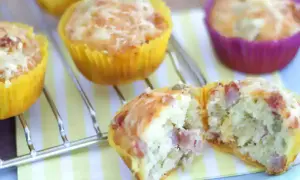 Délicieux muffin salé aux lardons et fromage, un régal pour le petit-déjeuner ou l'apéritif.
