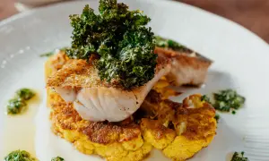 Un délicieux poisson poêlé sur un lit de chou-fleur doré, garni de kale croustillant. Une recette chou-fleur à la poêle qui éveille les papilles.