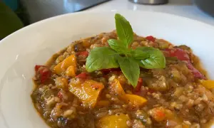 Ratatouille coloré et savoureux, préparé avec le Cookeo, garni d'une feuille de basilic frais.