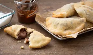 Des panzerotti nutella dorés et saupoudrés de sucre, un délice gourmand prêt à être dégusté.