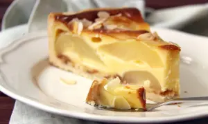 Tranche de moelleux aux poires, garnie d'amandes effilées. Une recette rapide pour un dessert gourmand.