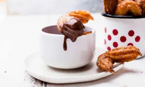Churros dorés et croustillants, parfaits pour une recette facile à tremper dans un chocolat chaud onctueux.