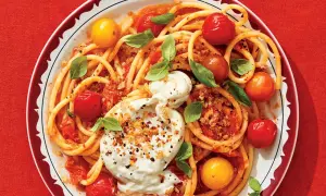 Délicieuse recette de paccheri avec tomates cerises, burrata crémeuse et basilic frais. Un plat coloré et savoureux.