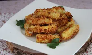 Bâtonnets de courgette parmesan chapelure au four, une recette Marmiton croustillante et dorée, garnie de persil frais.