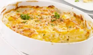 Gratin de potimarron et pommes de terre, doré et gratiné, prêt à être dégusté. Une recette réconfortante.