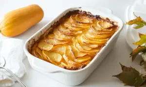 Gratin de courge butternut et pommes de terre, prêt à être dégusté. Une recette réconfortante et savoureuse.