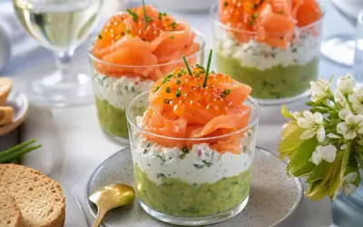 Verrine avocat saumon : couches d'avocat écrasé, fromage frais aux herbes, saumon fumé, œufs de saumon et ciboulette. Un délice !