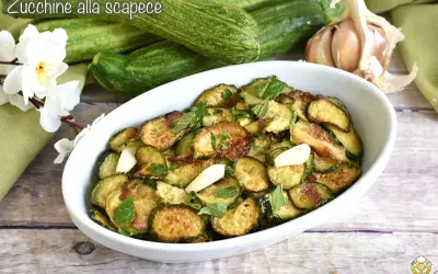Zucchine alla scapece, un plat savoureux de courgettes frites, ail et menthe, servi dans un plat blanc.
