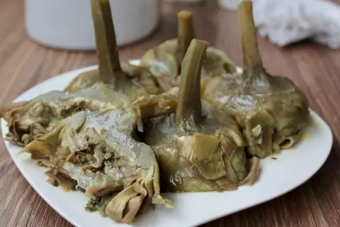 Une assiette de artichauts à la romaine, tendres et savoureux, prêts à être dégustés.