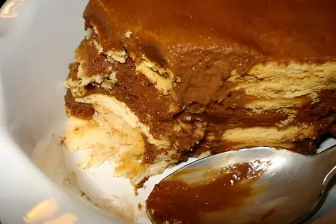Délicieux gâteau sans cuisson aux couches de biscuits et de crème au chocolat, prêt à être dégusté avec une cuillère.