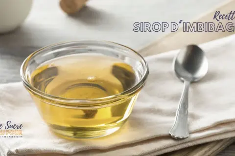 Un bol de sirop d'imbibage doré, parfait pour une génoise moelleuse. Une cuillère repose à côté.