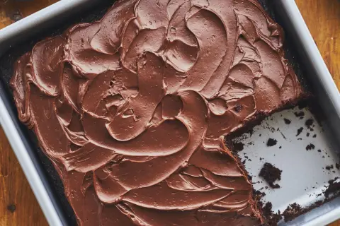 Gâteau au chocolat onctueux dans un plat, prêt à être dégusté. Parfait pour une recette gâteau au chocolat facile et gourmande.