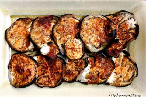 Tranches d'aubergines grillées, dorées et assaisonnées, prêtes à être dégustées. Une recette aubergine simple et savoureuse.