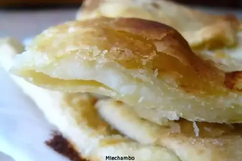 Focaccia di Recco dorée et croustillante, garnie d'une fondue de fromage crémeux. Un délice à savourer !