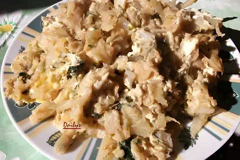 Délicieuse recette de chou blanc sauté avec des œufs et des herbes. Un plat simple et savoureux.