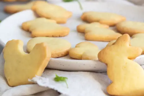 Délicieux sablés faits maison avec de la pâte sablée toute prête, en forme de lapins et d'autres animaux. Parfaits pour le goûter !