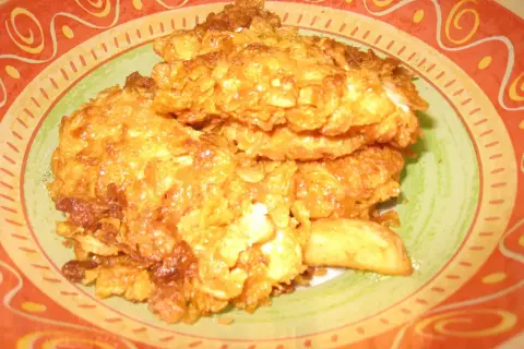 Un délicieux haricot frit, croustillant et doré, servi dans une assiette colorée.