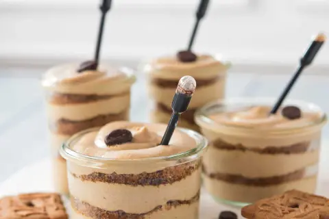 Délicieuse mousse café soluble en verrines, alternant couches de biscuit et de crème onctueuse, garnie d'un grain de café.