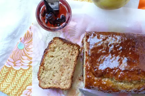 Un délicieux cake à la compote de coing, glacé et parfumé, prêt à être dégusté.