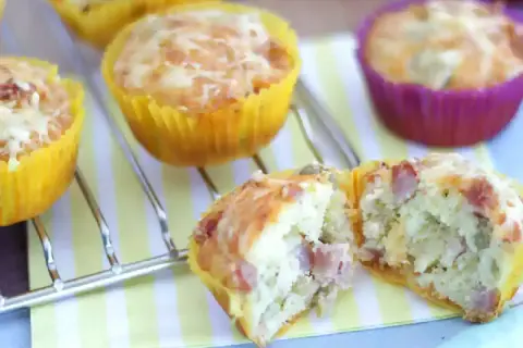 Délicieux muffin salé aux lardons et fromage, un régal pour le petit-déjeuner ou l'apéritif.