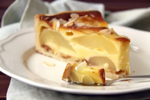 Tranche de moelleux aux poires, garnie d'amandes effilées. Une recette rapide pour un dessert gourmand.