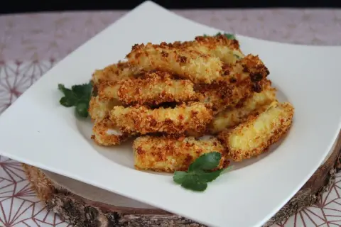 Bâtonnets de courgette parmesan chapelure au four, une recette Marmiton croustillante et dorée, garnie de persil frais.