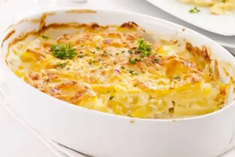 Gratin de potimarron et pommes de terre, doré et gratiné, prêt à être dégusté. Une recette réconfortante.