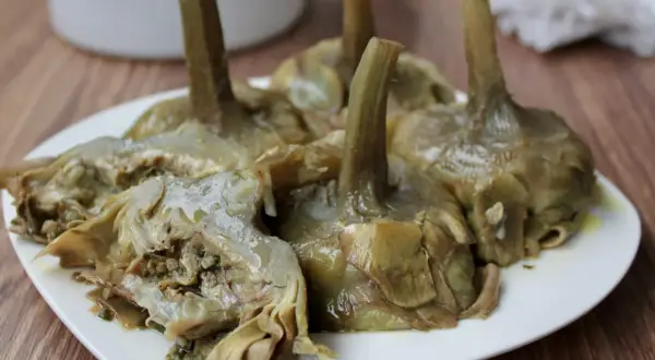 Une assiette de artichauts à la romaine, tendres et savoureux, prêts à être dégustés.
